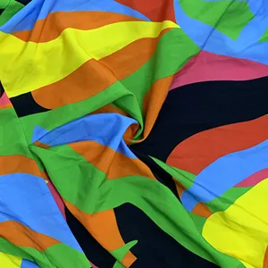 Primo piano dettagliato del tessuto stampato geometrico astratto colorato da donna.