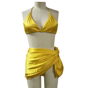 Set bikini in raso giallo a due pezzi con top halter e gonna a portafoglio elegante.