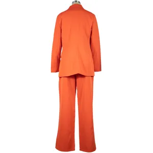 Vista dettagliata posteriore del completo elegante con blazer e pantaloni larghi.