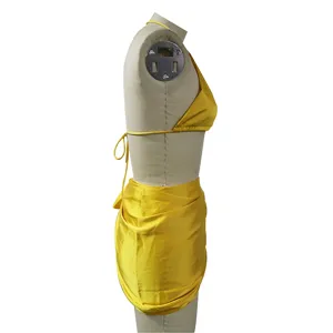 Dettaglio laterale costume da bagno bikini monocolore, completo due pezzi sexy da donna.