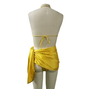 Set bikini due pezzi giallo con gonna a portafoglio, design sexy con schiena scoperta.