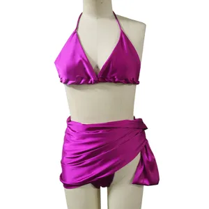 Dettagli del bikini a due pezzi magenta, tessuto lucido e design con gonna a portafoglio.