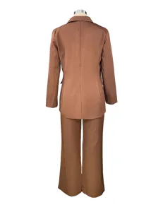 Vista posteriore dettagliata di un elegante abito da donna marrone con giacca e pantaloni.