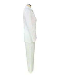 Vista laterale dettagliata dell'elegante blazer bianco e del set di pantaloni coordinati.