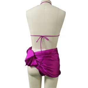 Set bikini rosa da donna, top all'americana sexy e gonna pareo da spiaggia estiva.
