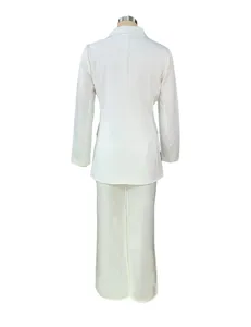 Dettaglio della vista posteriore del blazer bianco elegante e pantaloni larghi.