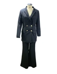 Schwarzer Blazer und Schlaghose Zweiteiler Set, elegante Damen Anzug Detailansicht.