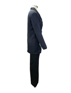 Seitenansicht Detail des einfarbigen lässigen schwarzen Blazers und der weiten Hosen im Set.