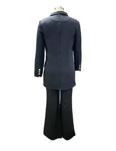 Rückansicht Details von Damen schwarzem Blazer und Schlaghose Anzug mit Goldknöpfen.