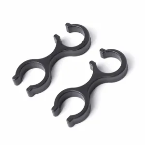 Zwarte kunststof acht-vormige wandelstok clips voor outdoor uitrusting organisatie en opslag.