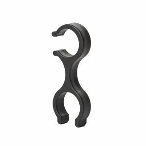 Wandelstok clip detail, zwarte plastic figuur 8 gesp voor outdoor trekking uitrusting setup.