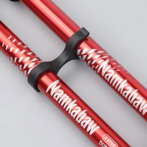 Detail van wandelstok connector, rode paal met zwarte figuur-8 gesp voor outdoor.