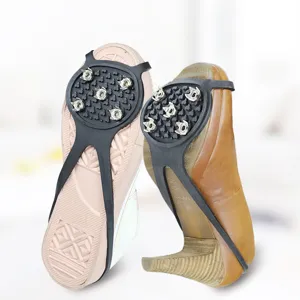Rutschfeste Eis Schnee Schuhe Grips mit Metall Spikes fur den sicheren Winter Spaziergang.