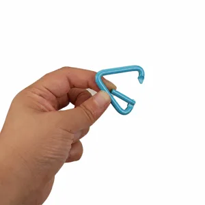 Moschettone triangolare in alluminio blu primo piano, portachiavi resistente per esterno.