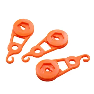 Duurzame oranje plastic tentklemmen en luifelklemmen voor buiten kamperen en zeilen.
