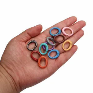 Anelli a molla in metallo colorato, moschettoni rotondi per borse, cuffie e accessori.