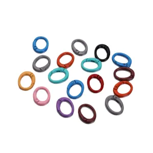 Anelli a molla metallici colorati moschettoni per borse, peluche e accessori, vista principale.