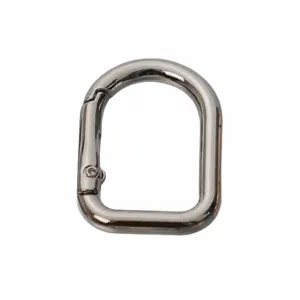 Vue détaillée de la boucle en fer à cheval en alliage de zinc et mousqueton ovale.