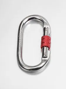 Detail mousqueton d'escalade, crochet de securite ovale 25KN avec vis pour activites d'alpinisme.
