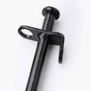 Détail de piquet de tente noir en acier, piquet robuste pour fixation d'abri extérieur.
