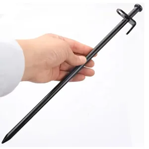 Piquet de tente en acier noir en gros plan, sardine robuste pour camping et auvent.