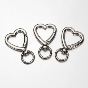 Portachiavi a Cuore Anello a Molla Moschettone in Metallo Accessori DIY Lega di Zinco Forma di Cuore Carina Ciondolo Borsa Anello Chiave