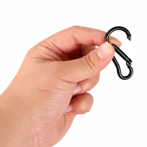 Detailansicht des schwarzen Mini-Karabiners mit Doppel-S-Form für Schlüssel und Taschen.