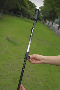 Detailansicht des Teleskop-Trekkingstocks aus Aluminium mit Außenverschluss.