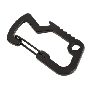 Detalle de mosquetón multifunción de aluminio negro, herramienta EDC con abridor y llave hexagonal.