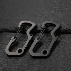 Toma detallada del mosquetón EDC de aluminio negro con abridor de botellas y llave.