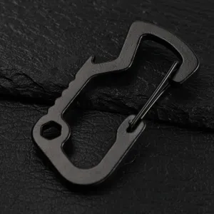 Detalle de mosquetón EDC multifunción, herramienta de bolsillo de metal negro con abridor.