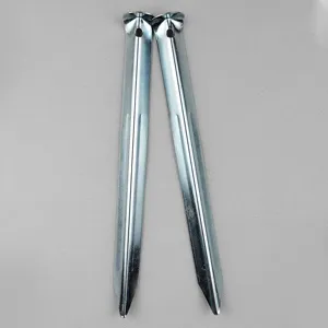 Λεπτομέρεια πασσάλων σκηνής από γαλβανισμένο χάλυβα, ανθεκτικά καρφιά εδάφους για κάμπινγκ.