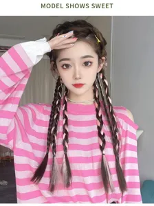 Asiatisches Model mit langen rosa gesträhnten Box-Zöpfen in einem süßen und coolen Stil.