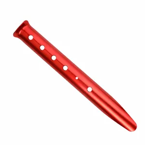 Primo piano del picchetto da tenda in alluminio rosso leggero con fori di fissaggio.