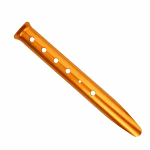 Dettaglio di picchetto per tenda in alluminio leggero con fori multipli per campeggio all'aperto.