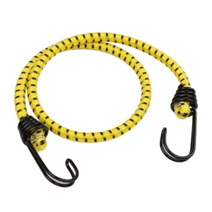 Dettaglio ravvicinato della corda elastica gialla resistente con ganci neri per campeggio sicuro.