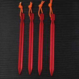 Picchetti da tenda triangolari in alluminio con corde riflettenti per il campeggio.