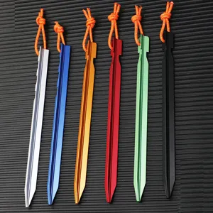 Picchetti per tende in alluminio a forma di Y con corde riflettenti da campeggio.