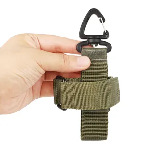 Détail de porte-gants en sangle tactique, lanière en nylon vert armée avec mousqueton noir.
