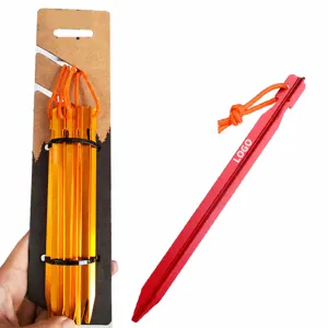 Picchetti da tenda triangolari in alluminio con corde riflettenti per campeggio all'aperto.
