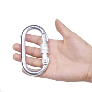 Leichter 0-förmiger Aluminium Kletterkarabiner mit Schraubverschluss in der Hand gehalten.