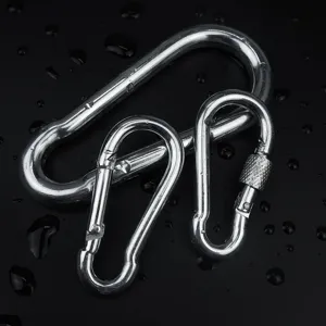Robustes Metall-Karabiner-Set mit Schraubverschluss für Outdoor-Ausrüstung und Taschen.