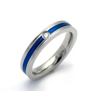 Anello di coppia in acciaio inox con scanalatura smaltata blu e pietra, stile semplice.
