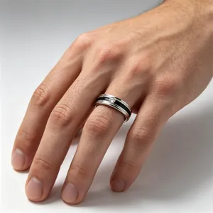 Dettaglio ravvicinato dell'anello in acciaio inossidabile con scanalatura nera e zircone.