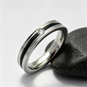 Anello di coppia in acciaio inossidabile con resina epossidica e dettaglio di pietra.
