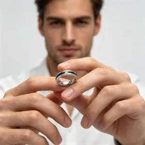 Anello di coppia minimalista in acciaio al titanio con intarsio nero e diamante brillante.
