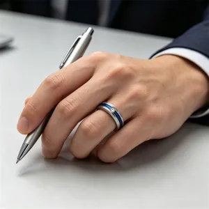 Primo piano dettagliato di un anello minimalista in acciaio inossidabile con smalto blu e pietra.