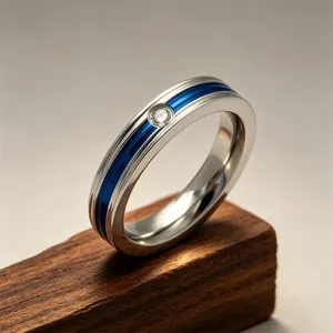 Primo piano dettaglio anello in acciaio titanio con scanalatura blu accessorio design.