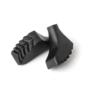 Dettaglio puntali bastone trekking gomma, design forma scarpa antiscivolo per escursioni.