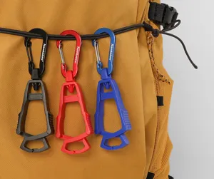 Primer plano detallado de llaveros y clips multifuncionales para exteriores en negro, rojo y azul.
